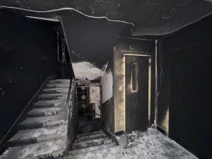 Извънредно! Пожар изпепели вход в жк „Меден Рудник“, десетки бяха евакуирани (ВИДЕО/СНИМКИ)