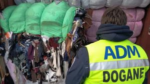 “Scarti tessili, business tossico enorme”. In porto a Livorno sequestrate 500 tonnellate