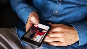 Su Tinder si presentava come Queen o Melissa, adescava le vittime poi si appartava con loro e le derubava