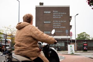 Straatpoëzie in Overschie als afscheidscadeau. ‘Een gedicht kan je een ander perspectief bieden’