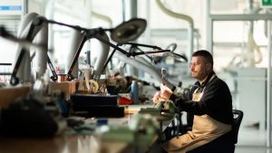 La fabbrica degli occhiali di Thélios apre le porte