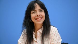 Sandığın kilidini konut anahtarıyla açan kadın
