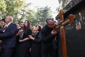 SAHRANA RATKA MLADIĆA: Grob je ljudsko pravo, vojni lafet politička poruka