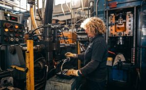 Operaie e classi: il gender pay gap parla metalmeccanico