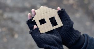 Le case che mancano e il welfare abitativo costruito dall’azienda (a spese della collettività)