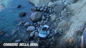Ischia, si impadroniscono di un'auto lasciata con le chiavi inserite e precipitano dalla scogliera: tre giovani in ospedale