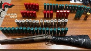 Fucile a canne mozze nascosto nell’armadio e auto rubata: due arresti nella notte a Prato