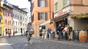 Udine, la rivolta dei residenti contro il progetto per le piazze: «Niente alberi e niente fontana modaiola»