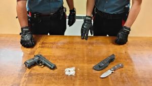 Lite tra conviventi nel Friuli Collinare, poi la perquisizione: in auto coltello e pistola ad aria compressa