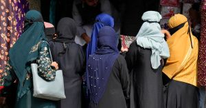 Il velo, le gonne e le donne da liberare