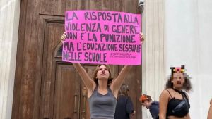 Sessualità a scuola, si parlerà di gender solo con il consenso delle famiglie: cosa cambia
