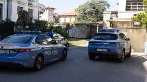Distrugge una tv e lancia comodini contro il personale: paura nel reparto psichiatrico di Pisa
