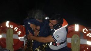 Dispersa per un’intera giornata, ritrovata di notte su uno scoglio in ipotermia