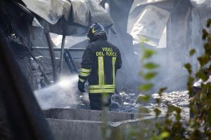 Incendio in un magazzino a Castelnuovo: bruciano 2 auto e materiale edile – Video