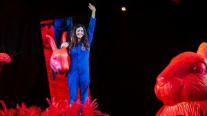 Ambra Angiolini porta in scena il monologo di Stefano Benni al Duse: “Eravamo una strana coppia”