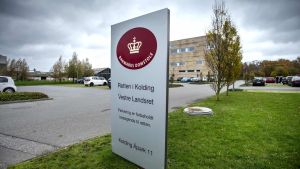 Erfaren betjent er tiltalt for at sparke anholdt mand til blods - nu er retssage...
