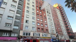 Un grave incendio en un piso del centro de Gijón moviliza un amplio operativo: 