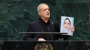 L'offerta dell'Iran: “Pronti ai negoziati, ma non ci pieghiamo ai bulli”. In aula le foto dei bambini uccisi, la delegazione Usa se ne va /