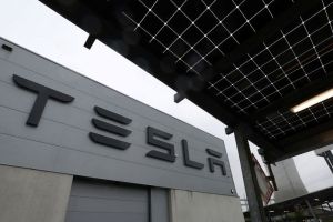 Tesla's zelfrijsysteem leest snelheidslimieten vaak verkeerd