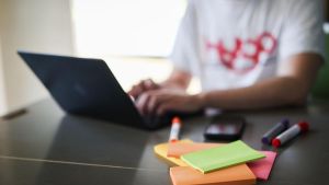 Umfrage: Rund die Hälfte erwartet KI-Kenntnisse für Jobstart