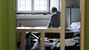 Paziente detenuto distrugge il reparto. “Servono posti psichiatrici in carcere”