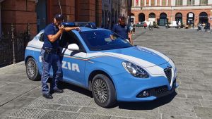 Rapina in pieno centro, tutto per un telefonino. Poi partono calci e pugni ai poliziotti: arrestato