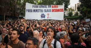 Miles de personas frente al ático del Gobierno de Ayuso protestan contra el desahucio de Maricarmen: 