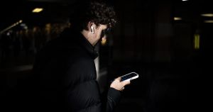 Opinie: ‘We vullen ieder leeg moment met onze telefoon, en daardoor missen we iets moois’