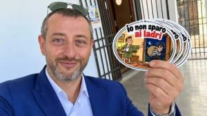 «Io non sparo ai ladri», critiche per l’adesivo dell’assessore di Limena