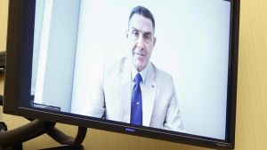 I due volti del trasformismo. Cambi di casacca in calo. Ma c’è l’effetto Vannacci