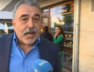 Камери заснеха полицейски шеф да спира движението, после извадил служебната си карта