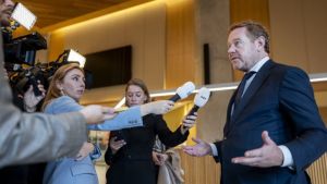 Minister Van Weel in problemen na onjuist informeren van Kamer over onbehandelde aangiften