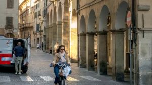 Padova, stop alle auto in via Dante: «Metteremo il pilomat per renderla pedonale»