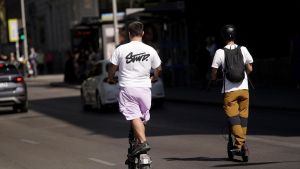 El nuevo reglamento de DGT establece multas de 200 euros para los motoristas que vayan en chanclas y los usuarios de patinete sin casco