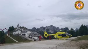 Cade lungo la scalinata dietro al santuario del Monte Lussari: interviene l’elisoccorso