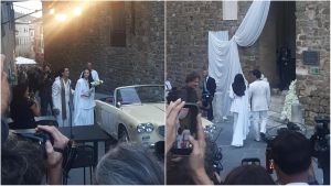 Un matrimonio tra rock e glamour: le nozze di Damiano David e Dove Cameron. L'arrivo degli sposi (in bianco) su una Lancia d’epoca