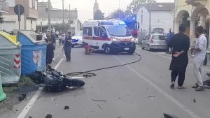 Schianto in centro a Rolo, ferito giovane centauro