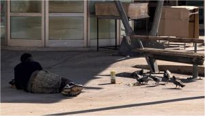 Piazze Pertini e Stamira piene di senza fissa dimora e disperati sdraiati a terra