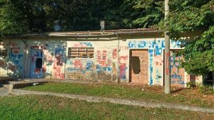 Blitz dei vandali al vecchio campo sportivo: buttati giù i parapetti