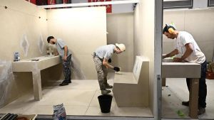 Posare la ceramica è un’arte. Un padiglione tra esercizi e corsi