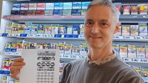 Vince cinque milioni al Gratta e vinci con venti euro e abbraccia il titolare