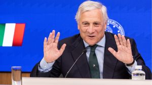 Prova a far cambiare il nome del suo ministero ma si oppone Urso, l’arbitro è Freni (e Barelli non c’è). Ecco com'è nata la Tajanata