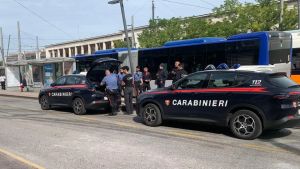 Viaggia senza biglietto, calci e pugni al vigilante di Busitalia