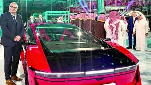 Isoclima firma il parabrezza più grande al mondo per un’auto: il record a Este