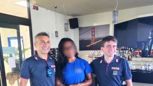 In un locale del porto. Si ferma il cuore al lavoro. Salvata da due agenti eroi
