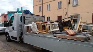 A Chioggia sedie per “prenotare” i parcheggi: la polizia locale le rimuove