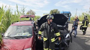 Fuga sulla Bmw rubata. Speronamenti e spari, cocaina e soldi nel covo. Tre uomini in manette