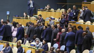 Netanyahu parla, delegati via dall’aula. Lui: “Codardi”. Proteste fuori, arrestata l'attrice Sarandon