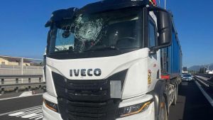 Tragedia sfiorata in autostrada: vola tavola da surf e colpisce un tir