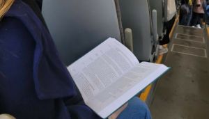 Kult å lese bok på bussen